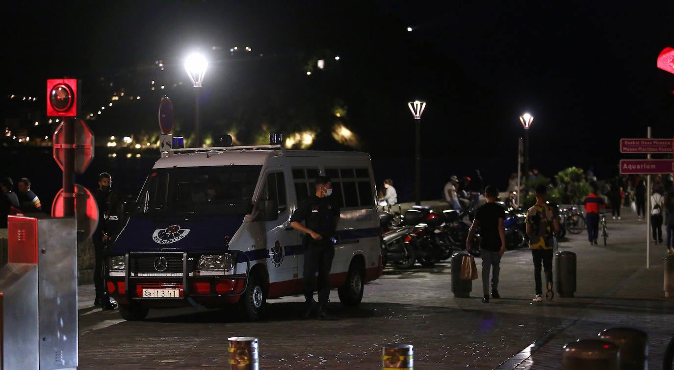 La primera noche en San Sebastián con horario hasta las 2.00 en los bares animó cenas en terrazas o en el interior de los bares con clientes concienciados con las normas, pero sin la necesidad de andar pendientes del reloj