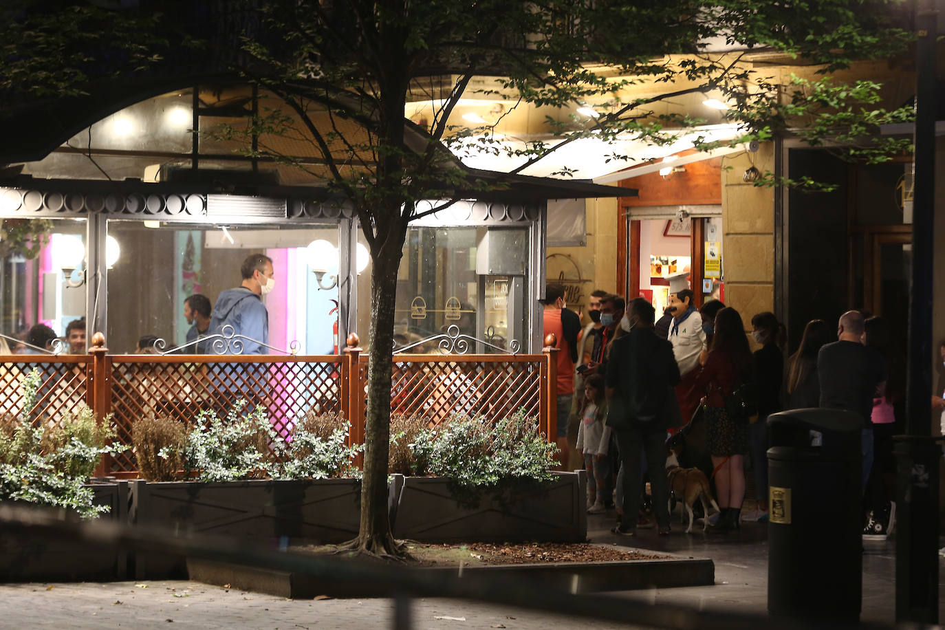 La primera noche en San Sebastián con horario hasta las 2.00 en los bares animó cenas en terrazas o en el interior de los bares con clientes concienciados con las normas, pero sin la necesidad de andar pendientes del reloj
