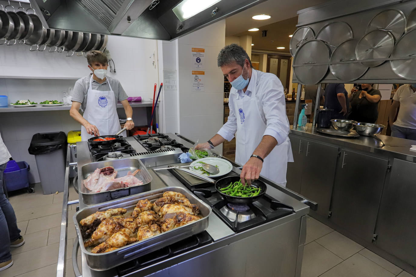 La primera noche en San Sebastián con horario hasta las 2.00 en los bares animó cenas en terrazas o en el interior de los bares con clientes concienciados con las normas, pero sin la necesidad de andar pendientes del reloj