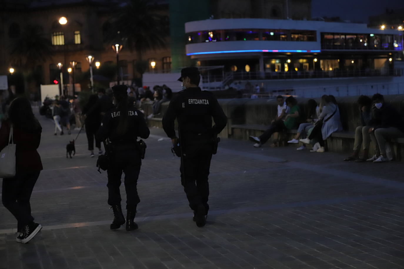 La primera noche en San Sebastián con horario hasta las 2.00 en los bares animó cenas en terrazas o en el interior de los bares con clientes concienciados con las normas, pero sin la necesidad de andar pendientes del reloj