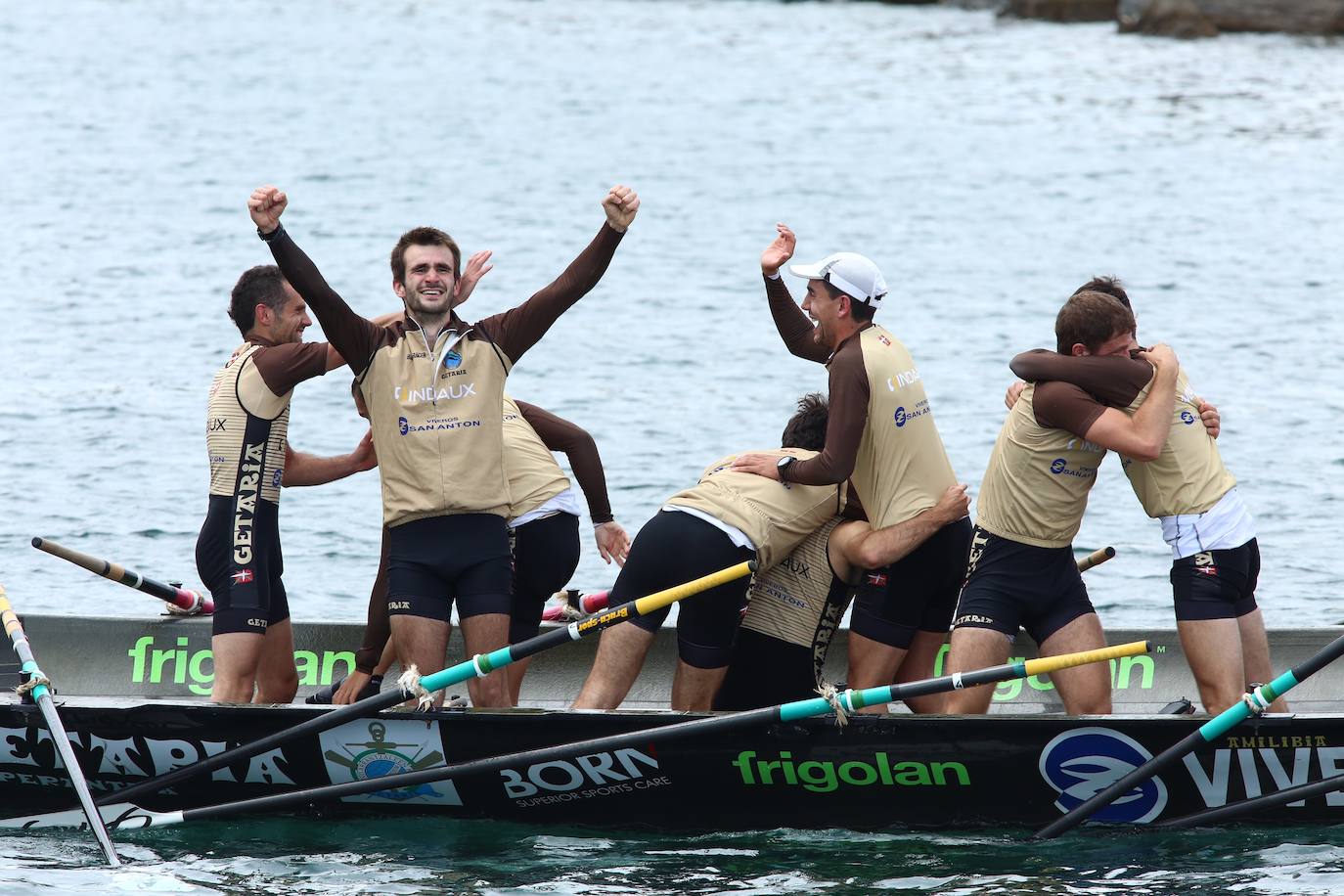 La trainera de Getaria celebra el triunfo conseguido en casa. 