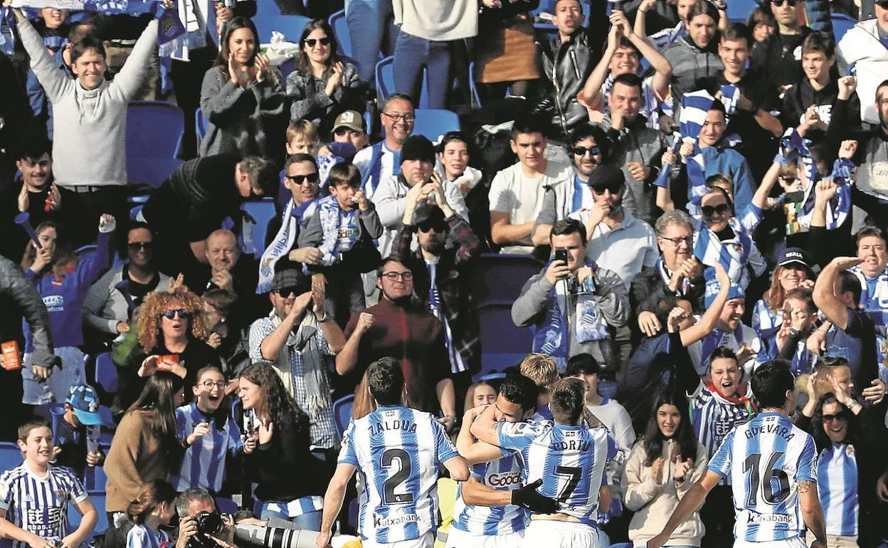 Aficionados de la Real celebran un gol en Anoeta. 