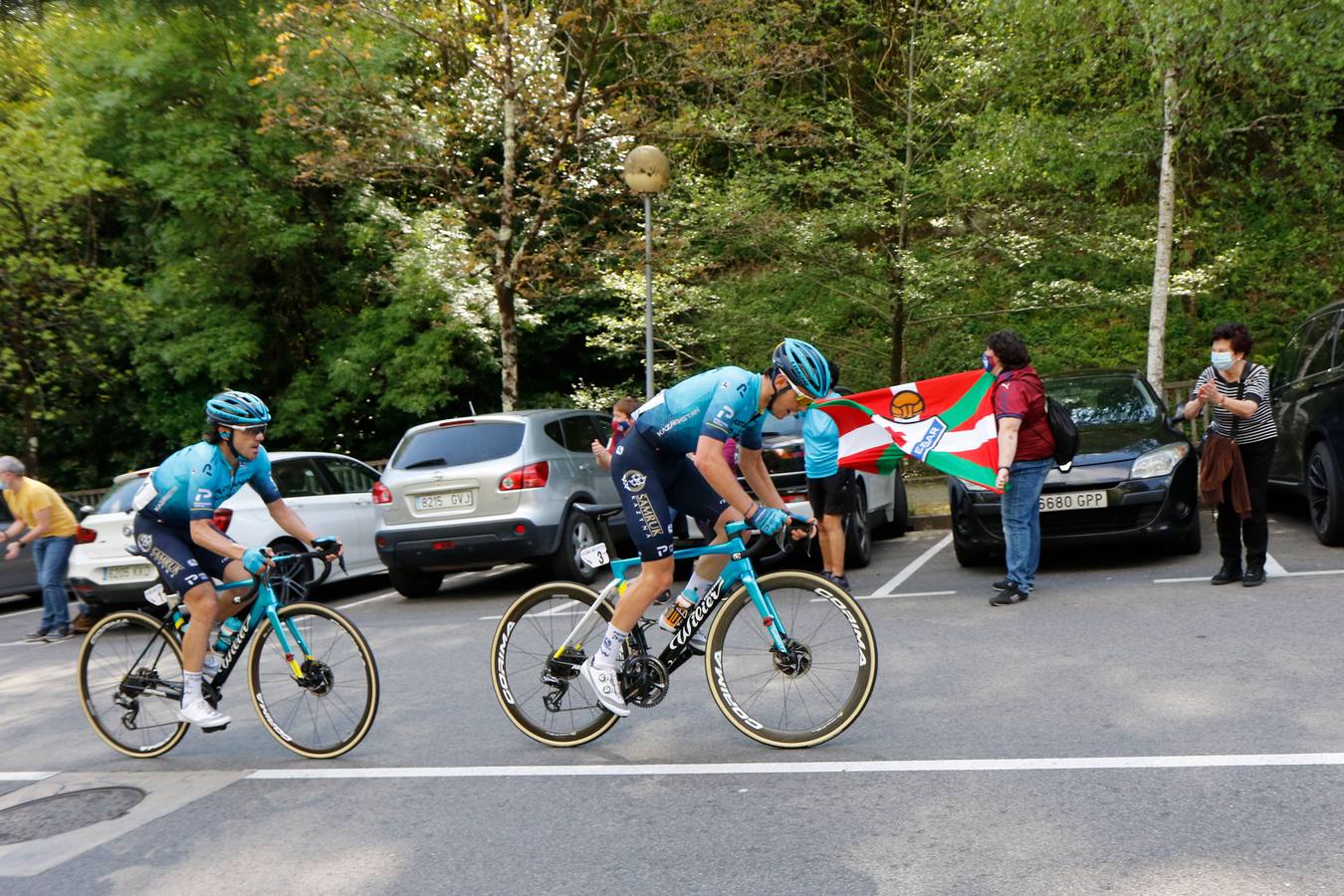 Alex Aranburu tira de Ion Izagirre en Arrate durante una etapa de la Itzulia. 