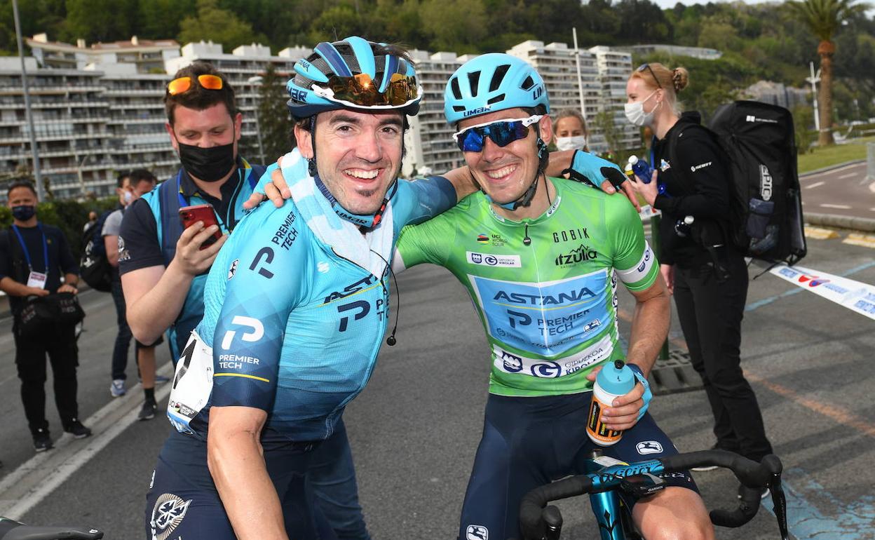 Ion Izagirre y Alex Aranburu, al término de la etapa en Hondarribia en la pasada Itzulia. 