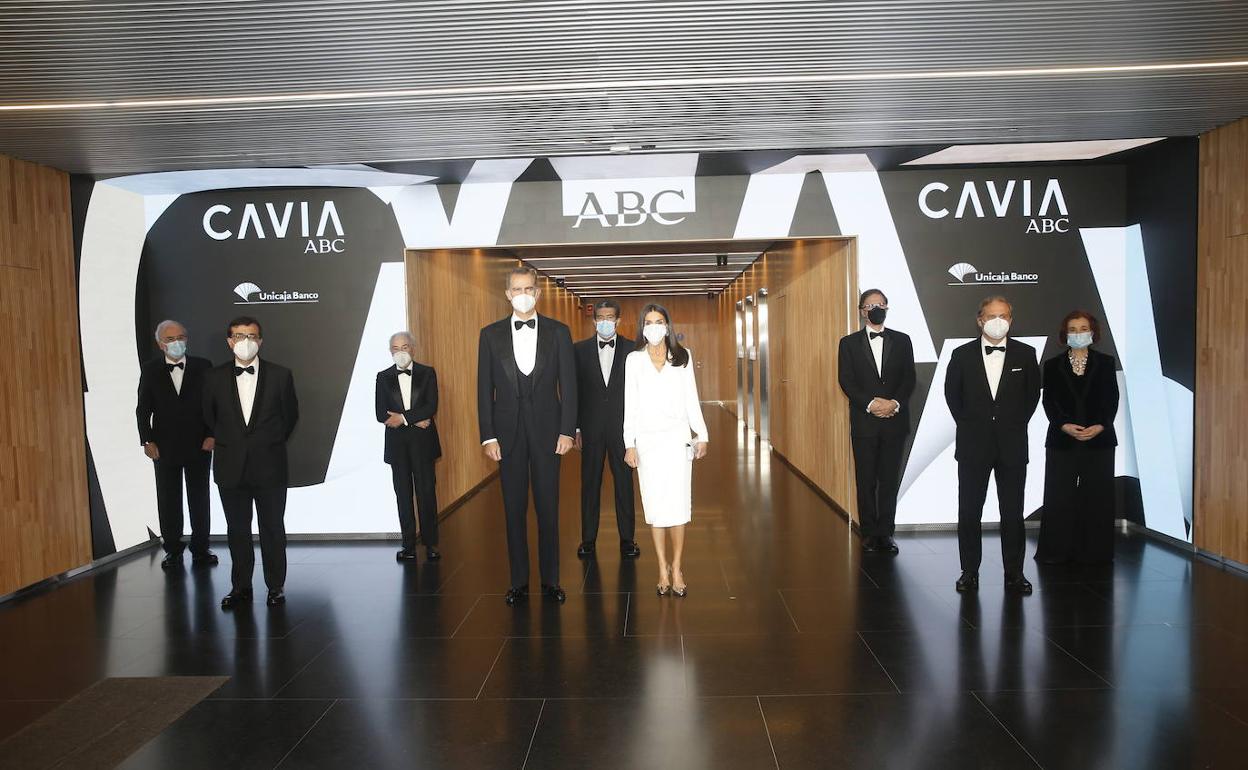 Fotografía de familia previa a la entrega de los Premios Cavia por parte de don Felipe en la sede Vocento.