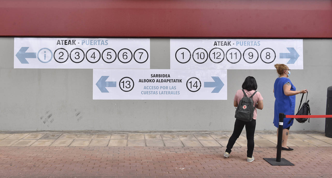 Colas ayer en Illunbe para recibir la vacuna