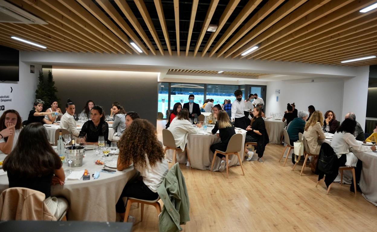 Vista del comedor en la que se celebró el almuerzo de final de temporada en el Reale Arena. 