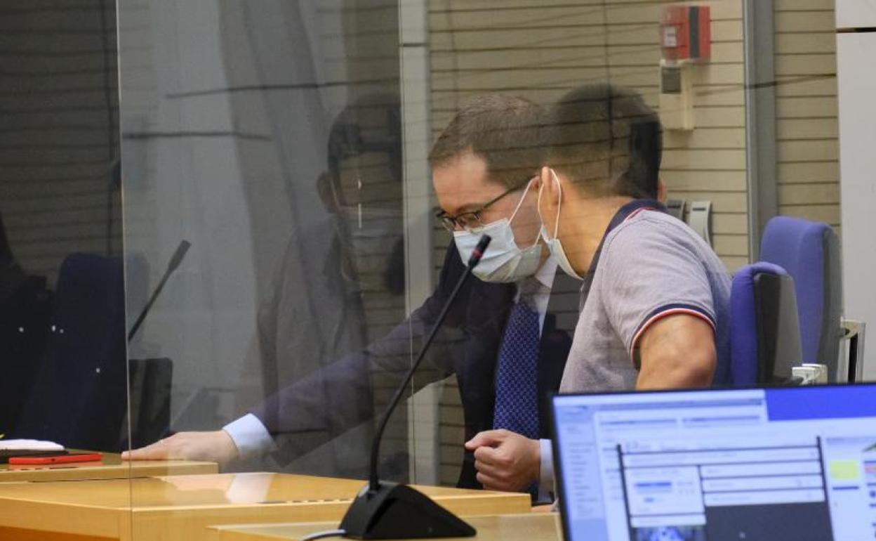 El acusado junto a su abogado durante una de las sesiones del juicio. 