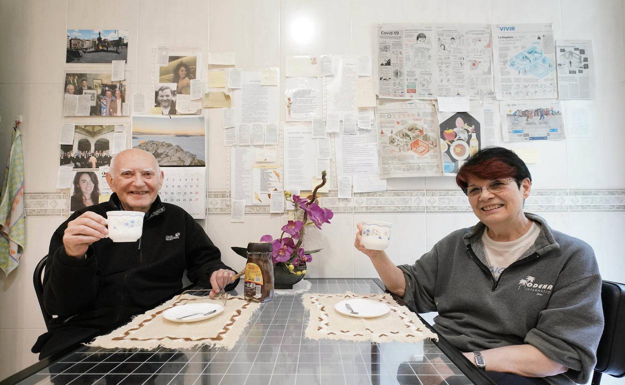 Virgilio Pérez Mateos y Pilar Guembe Casi, en la cocina, con las páginas de DV detrás