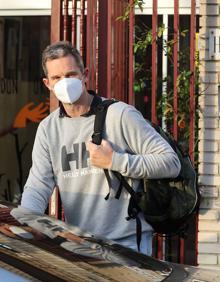 Imagen secundaria 2 - Arriba, Urdangarin junto a la cruz de Olárizu. Abajo, en su lugar de trabajo y a la salida del Hogar Don Orione, en Madrid, donde trabajó antes de trasladarse a Vitoria. 