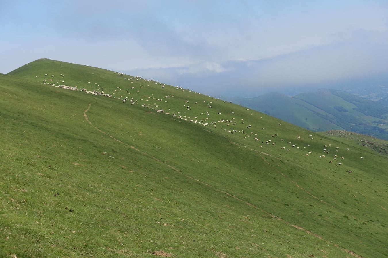 El monte más alto de Baztan, ese magnífico valle navarro con mucha historia, embarga a sus visitantes con su belleza inusitada