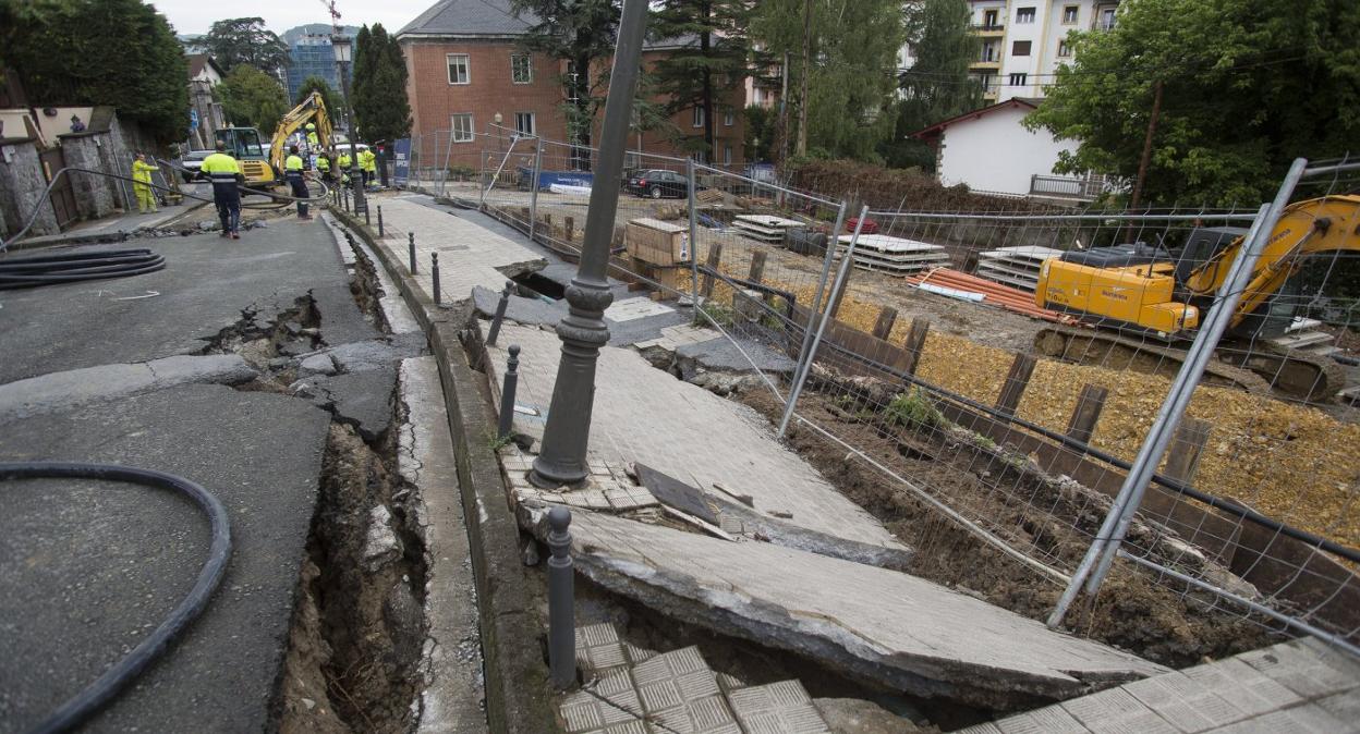 Un desprendimiento en la parcela donde se construyen las viviendas causó grietas y socavones en la calle Artaleku, que ha quedado cerrada a peatones y tráfico y en la que Servicios de Txingudi tuvo que actuar para posibilitar el abastecimiento de agua sin riesgo de perjuicio a las tuberías afectadas. 