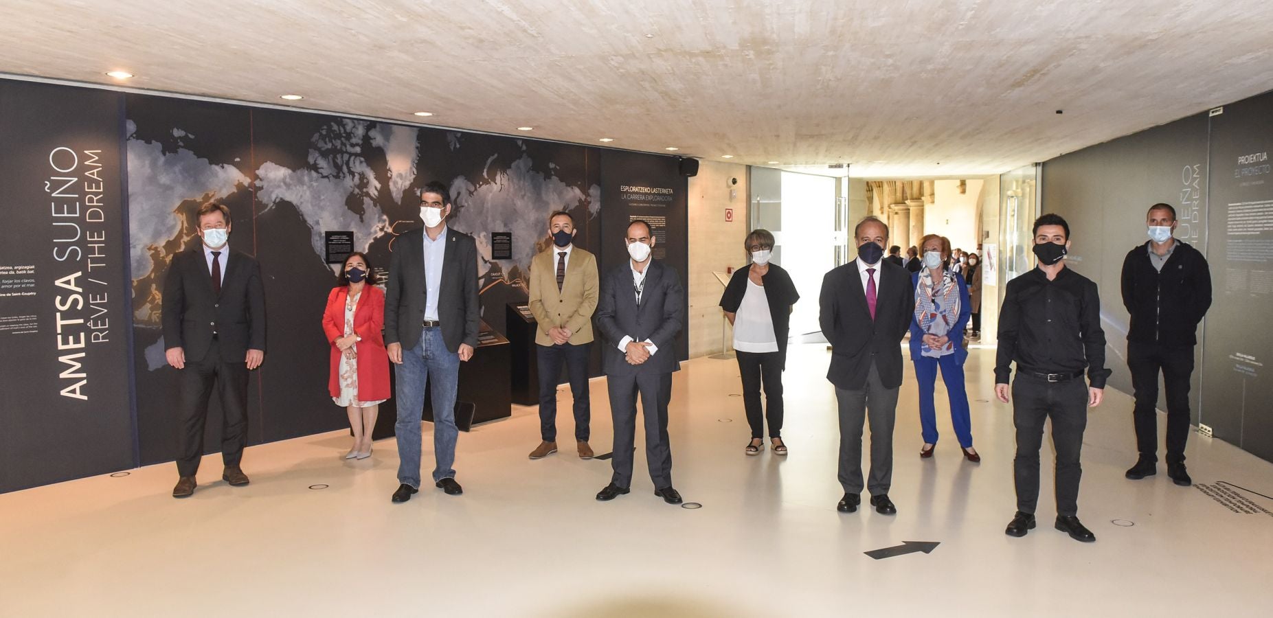 El museo donostiarra acoge una magna exposición sobre la primera vuelta al mundo que reúne audiovisuales y documentos de época, en un homenaje al espíritu aventurero y explorador del ser humano