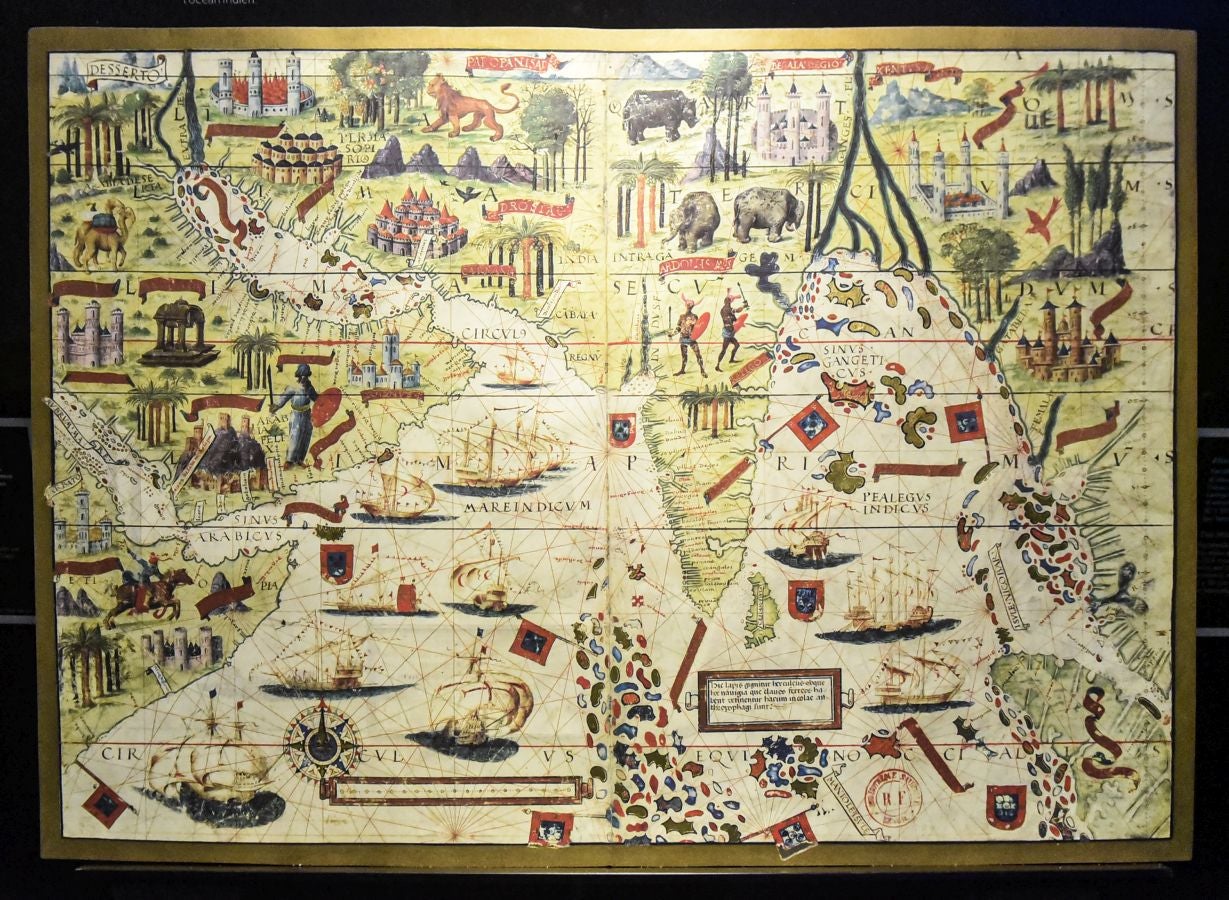 El museo donostiarra acoge una magna exposición sobre la primera vuelta al mundo que reúne audiovisuales y documentos de época, en un homenaje al espíritu aventurero y explorador del ser humano