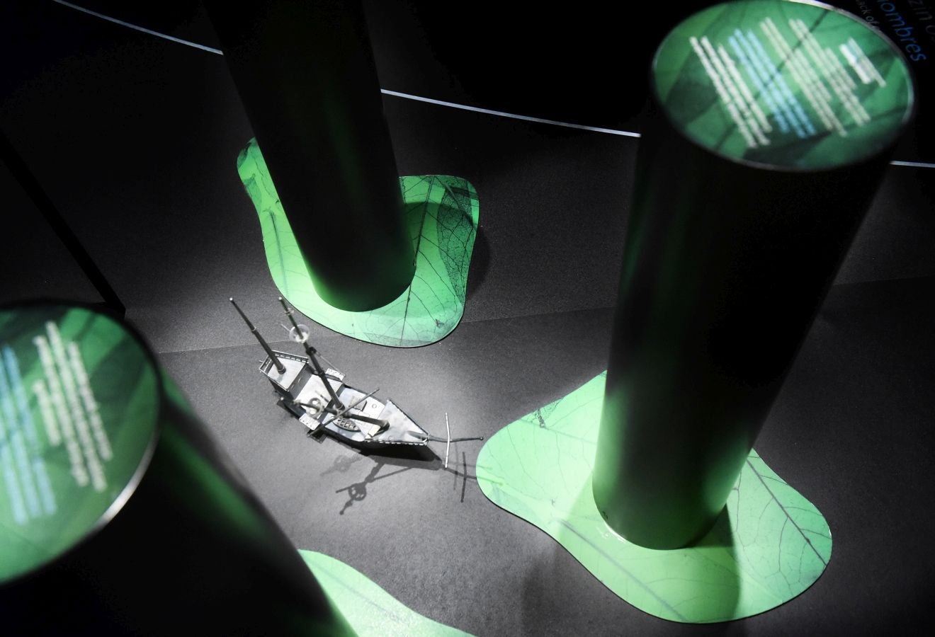 El museo donostiarra acoge una magna exposición sobre la primera vuelta al mundo que reúne audiovisuales y documentos de época, en un homenaje al espíritu aventurero y explorador del ser humano