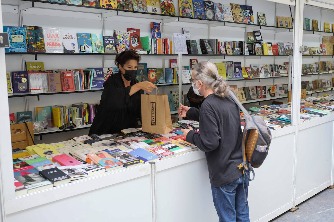 Fotos: La Feria del Libro abre puestos y actividades