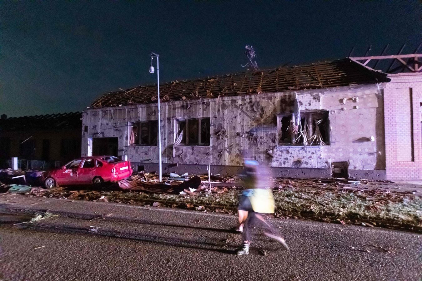 Fotos: Un tornado deja tres muertos y arrasa casas en República Checa