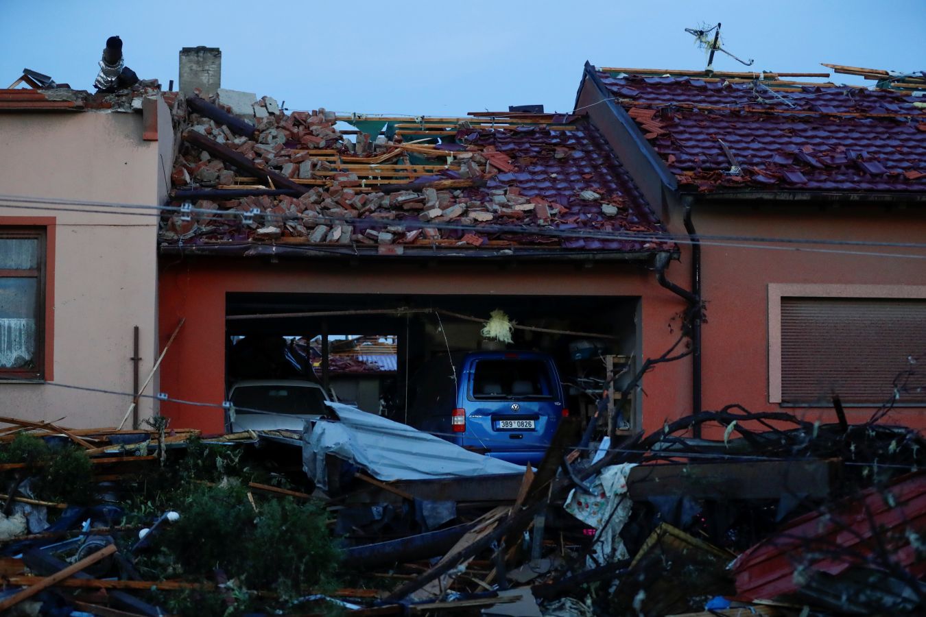 Fotos: Un tornado deja tres muertos y arrasa casas en República Checa