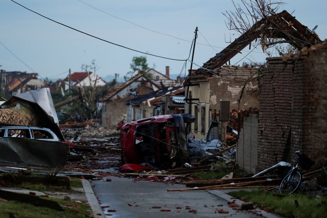 Fotos: Un tornado deja tres muertos y arrasa casas en República Checa