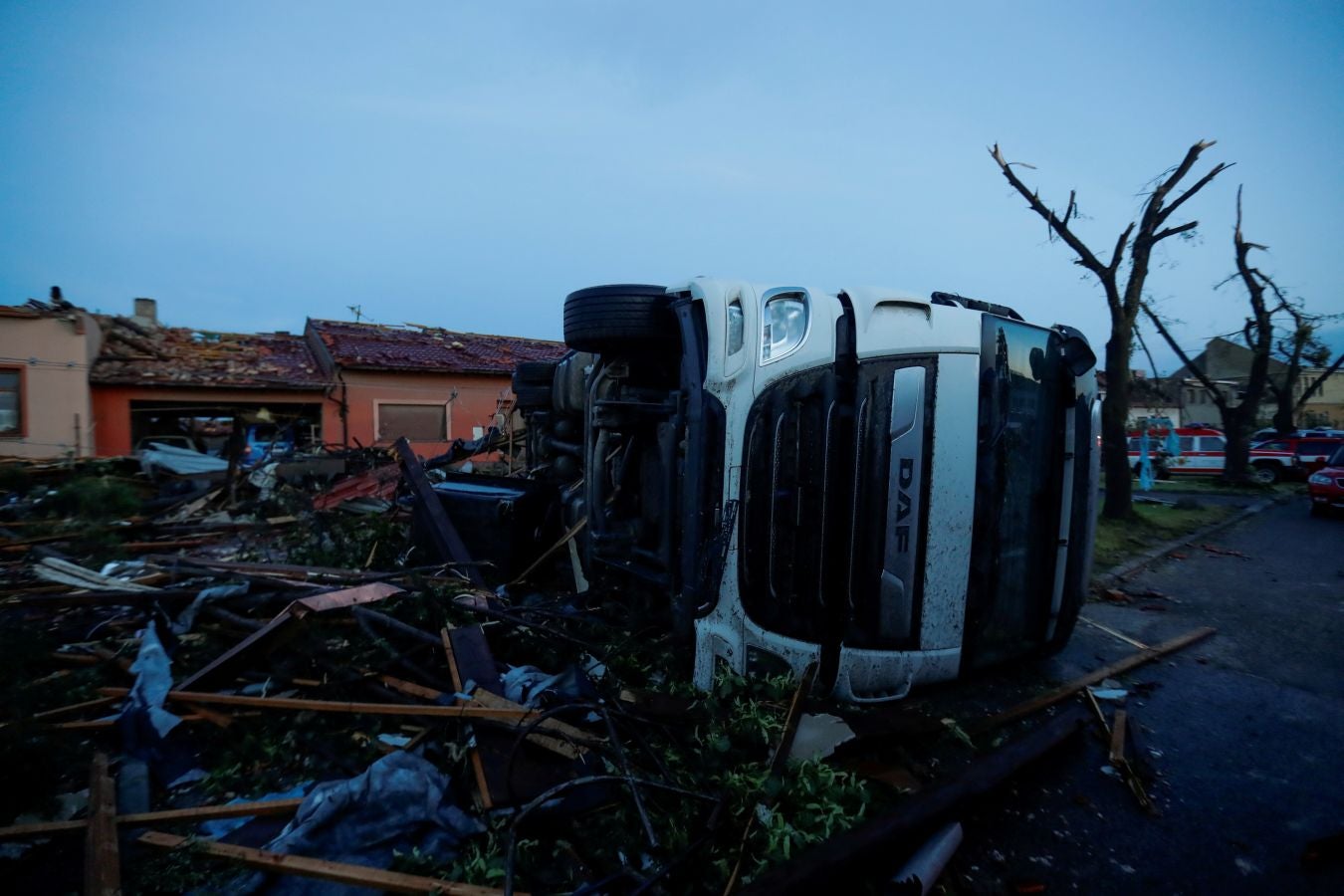 Fotos: Un tornado deja tres muertos y arrasa casas en República Checa