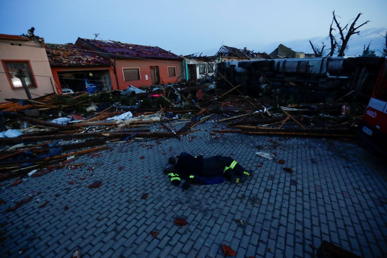Fotos: Un tornado deja tres muertos y arrasa casas en República Checa