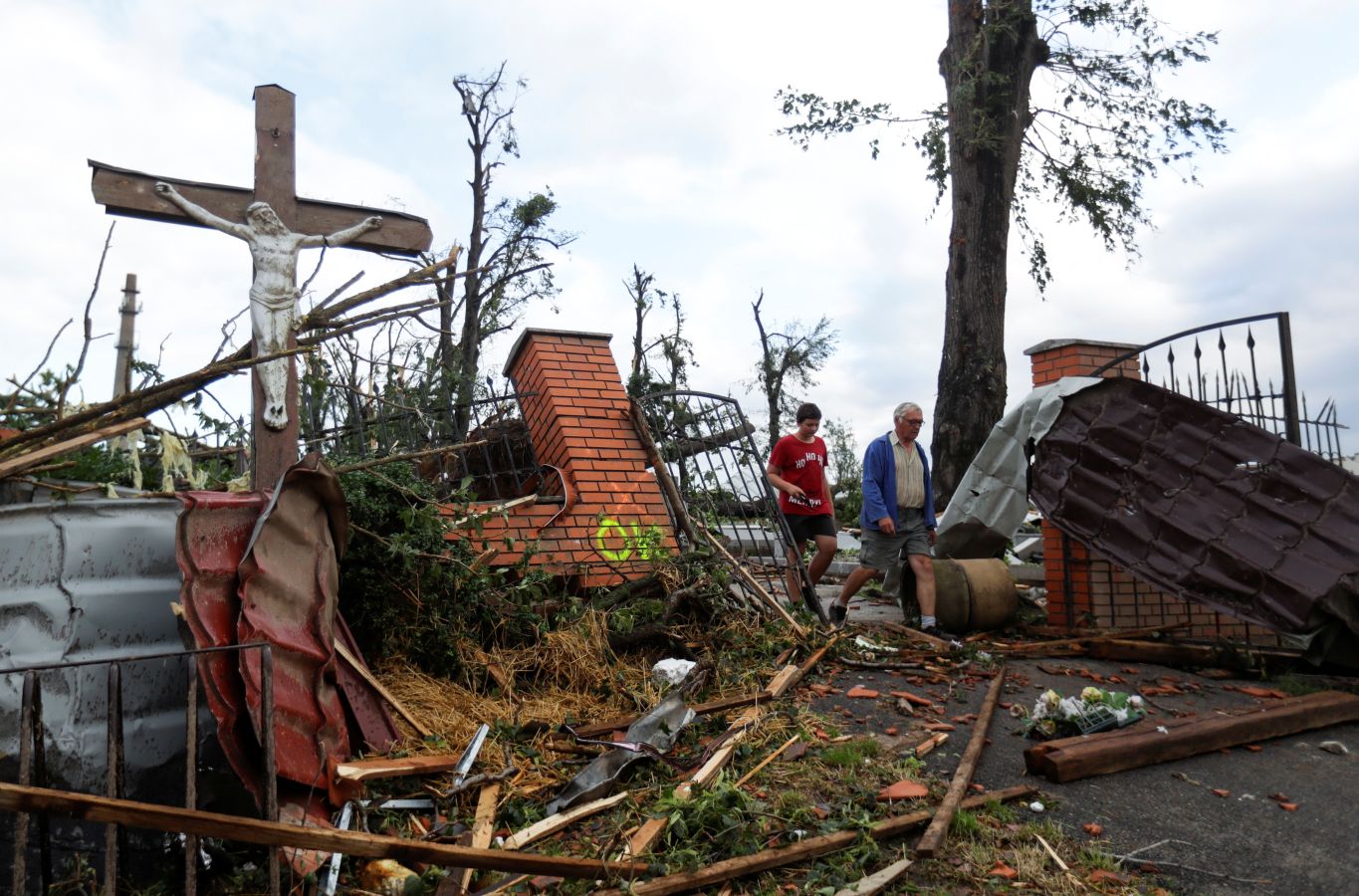 Fotos: Un tornado deja tres muertos y arrasa casas en República Checa