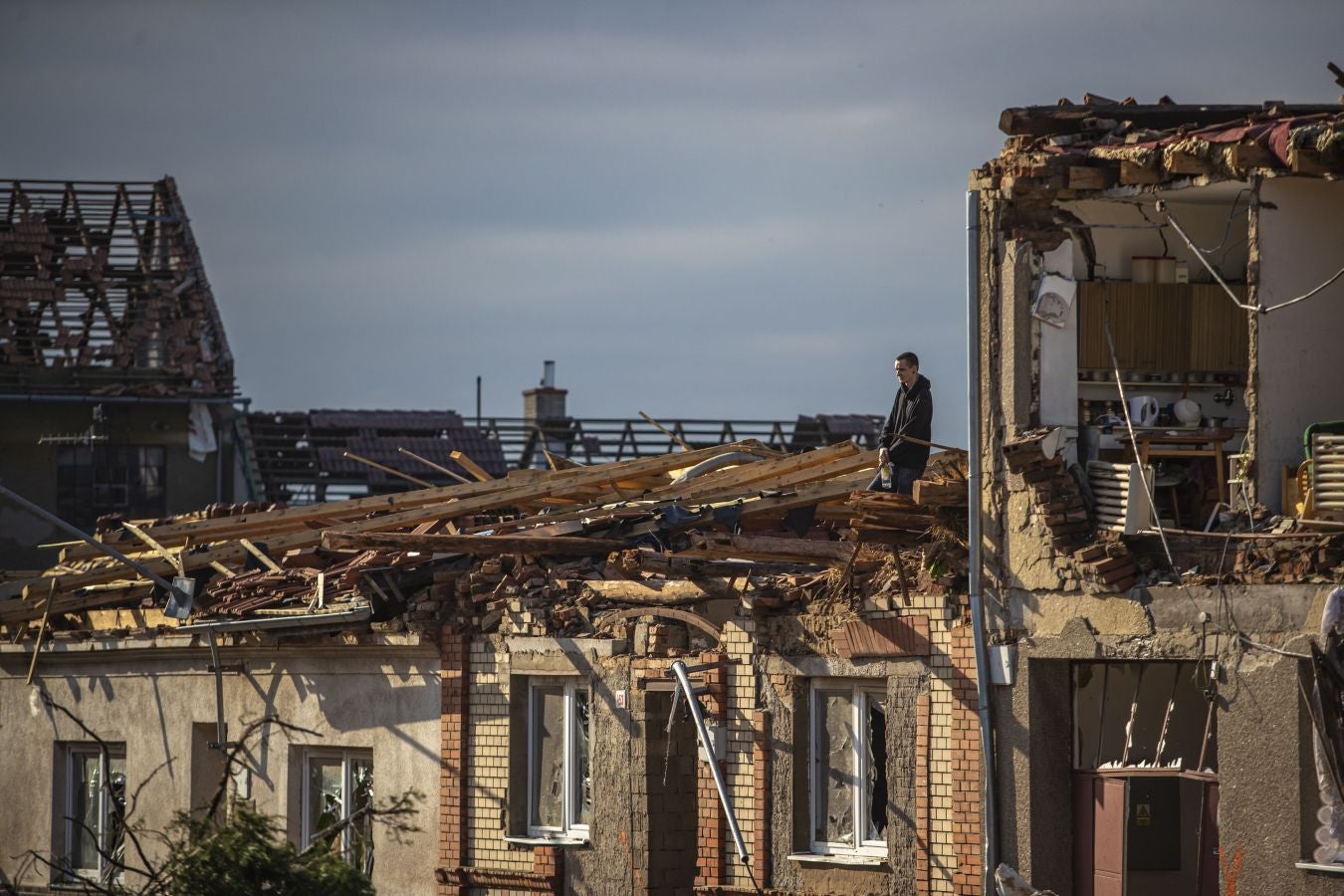 Fotos: Un tornado deja tres muertos y arrasa casas en República Checa