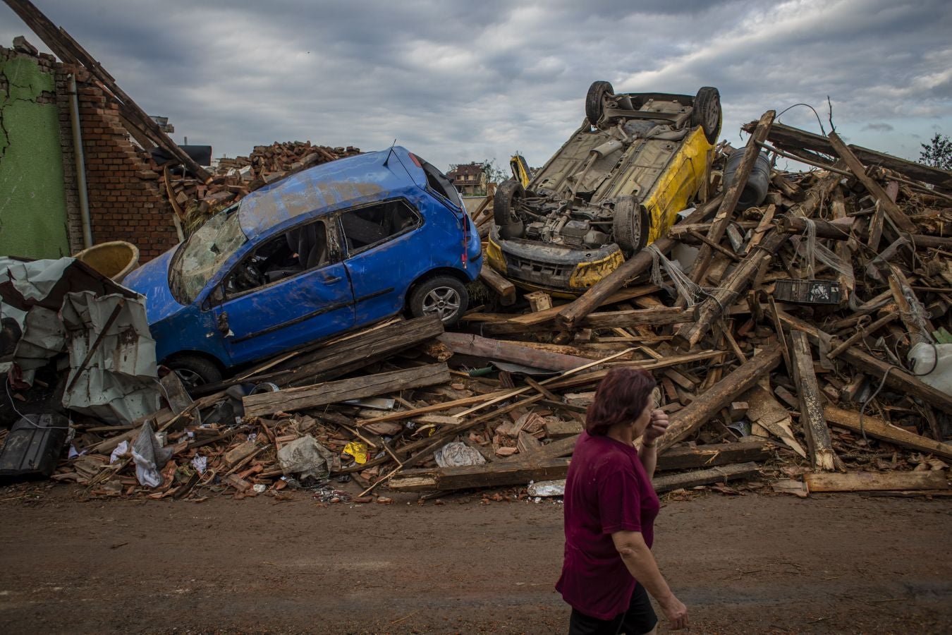 Fotos: Un tornado deja tres muertos y arrasa casas en República Checa