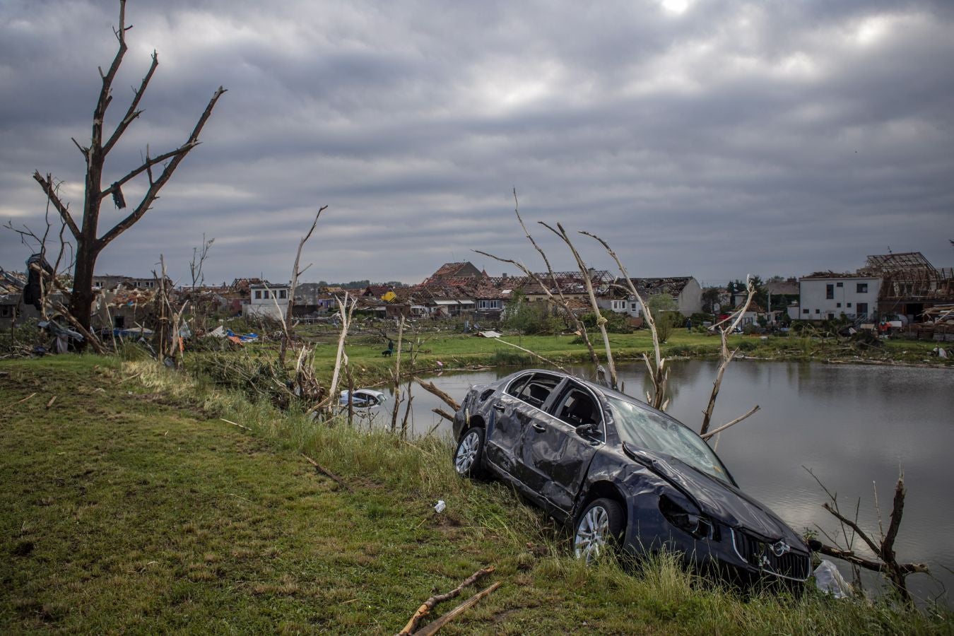 Fotos: Un tornado deja tres muertos y arrasa casas en República Checa