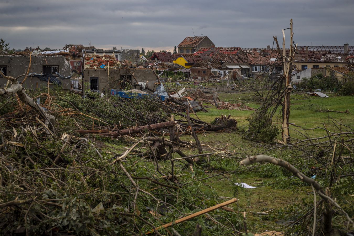 Fotos: Un tornado deja tres muertos y arrasa casas en República Checa