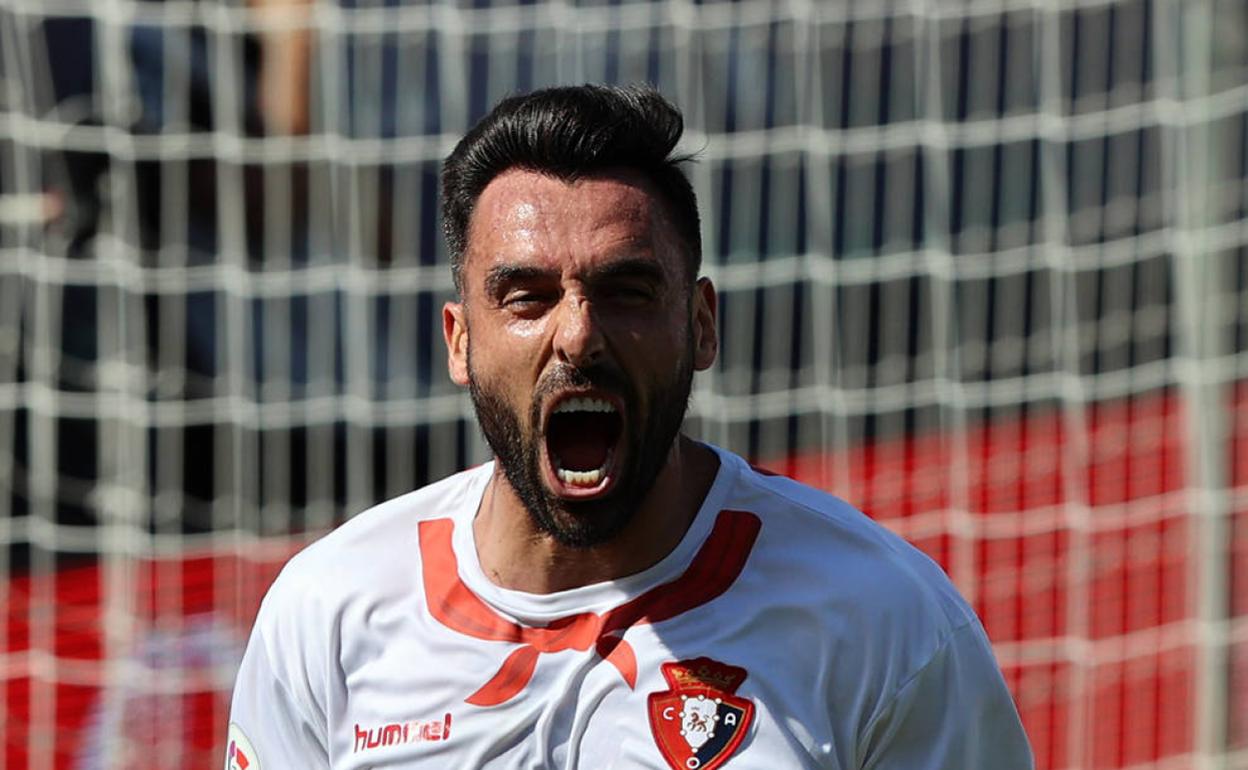 Enric Gallego celebra su último gol con Osasuna. 
