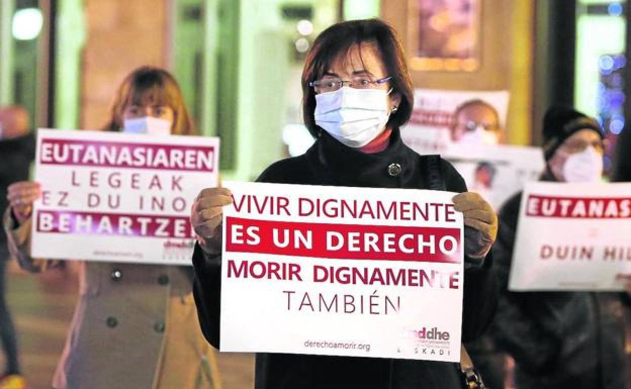 Manifestantes a favor de la eutanasia defienden en las calles de Euskadi «el derecho a una muerte digna». Maika 