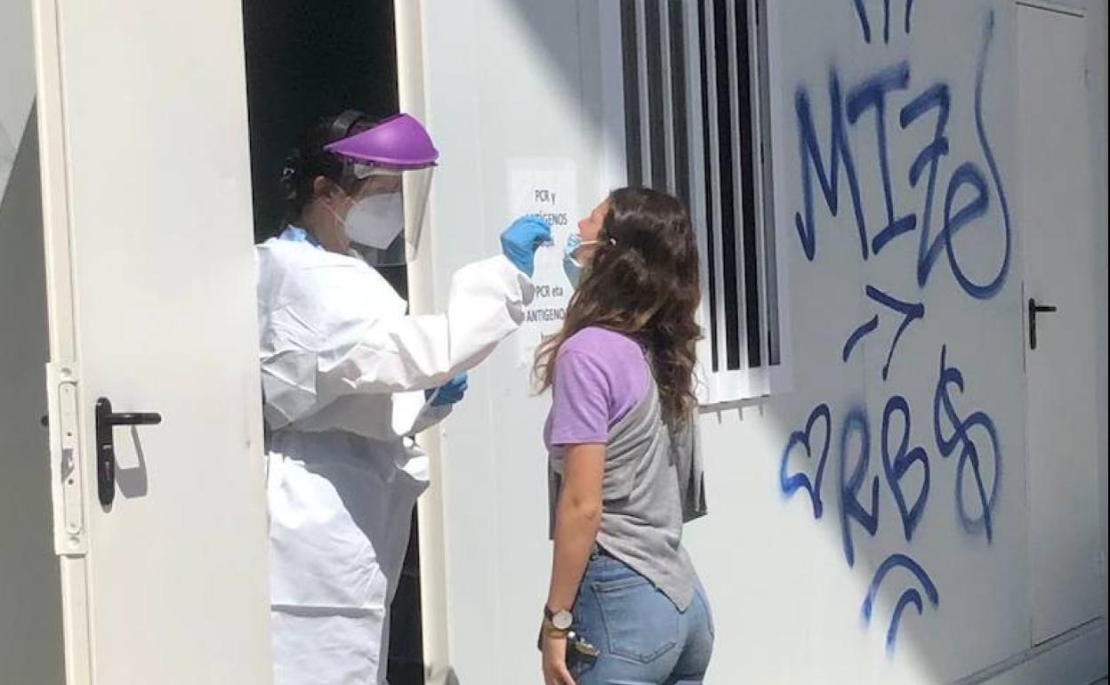 Una enfermera realiza la prueba PCR a Oihane, recién 