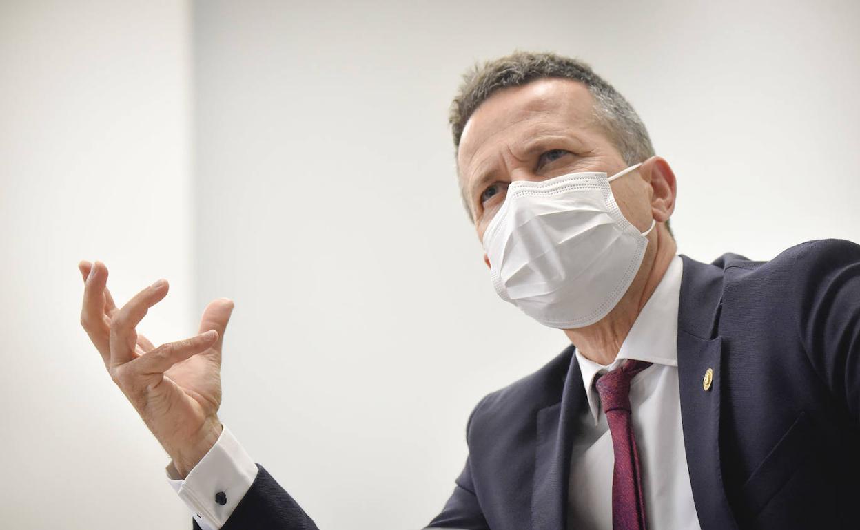 El consejero de Educación, Jokin Bildarratz, durante la entevista.