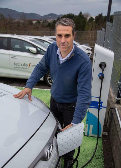 Imagen - Pablo Martínez recarga un vehículo eléctrico en las instalaciones de Tecnalia en Donostia. /Michelena