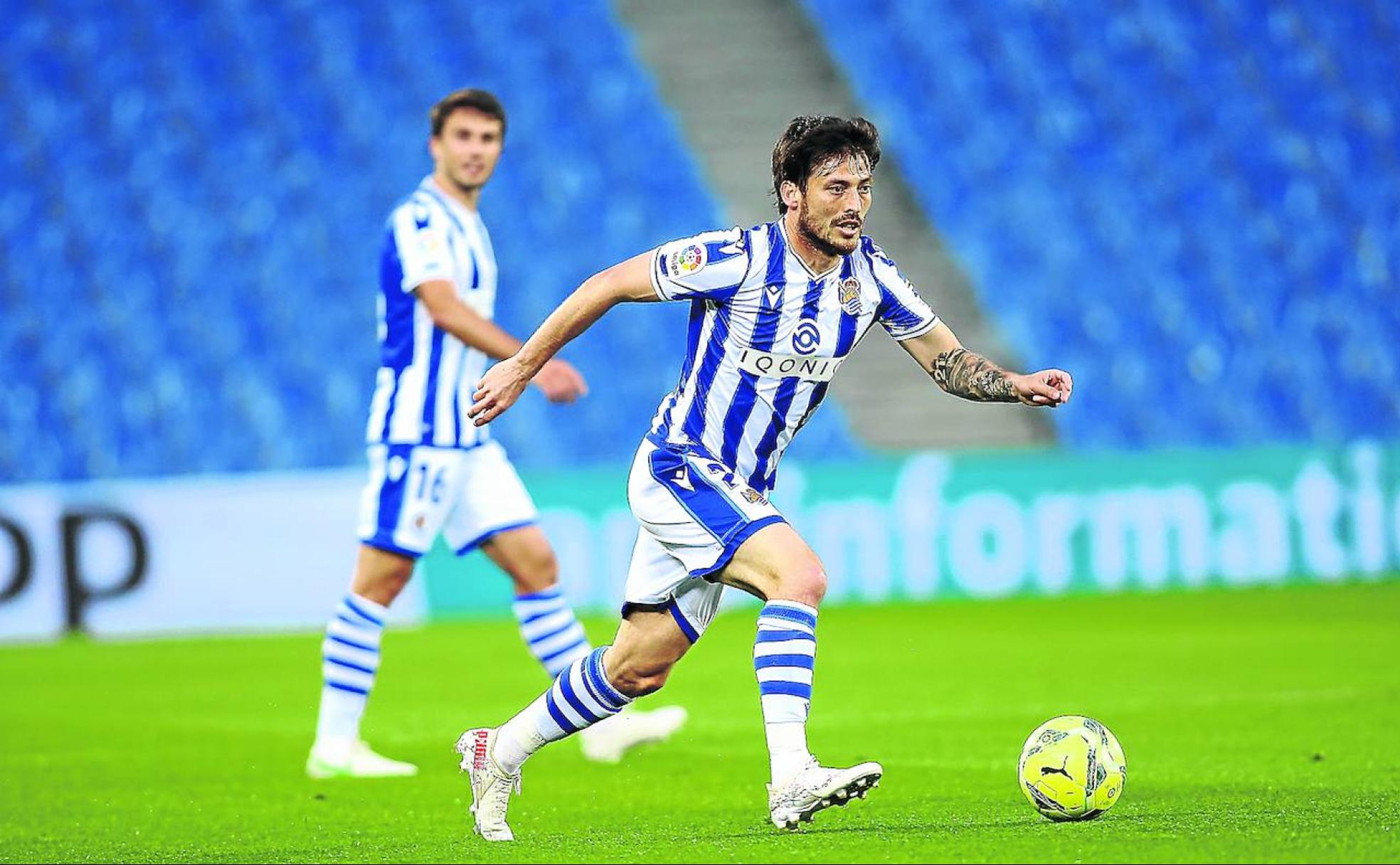 David Silva conduce el balón en un encuentro en el Real Arena. 