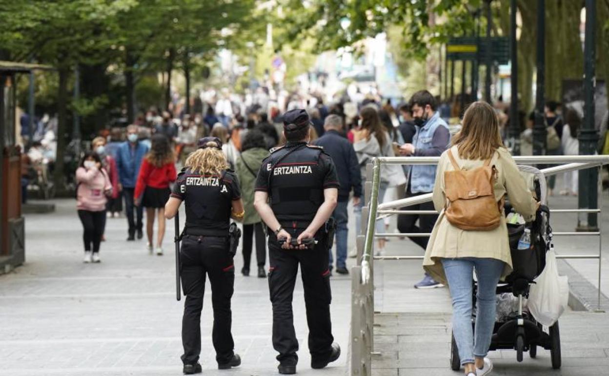 Dos agentes patrullan por Donostia. 