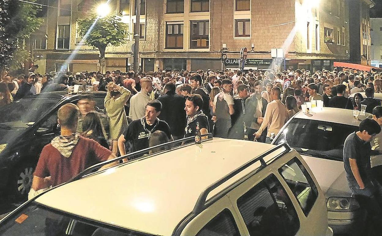 La plaza Elizalde de Sopela, con centenares de jóvenes de botellón.