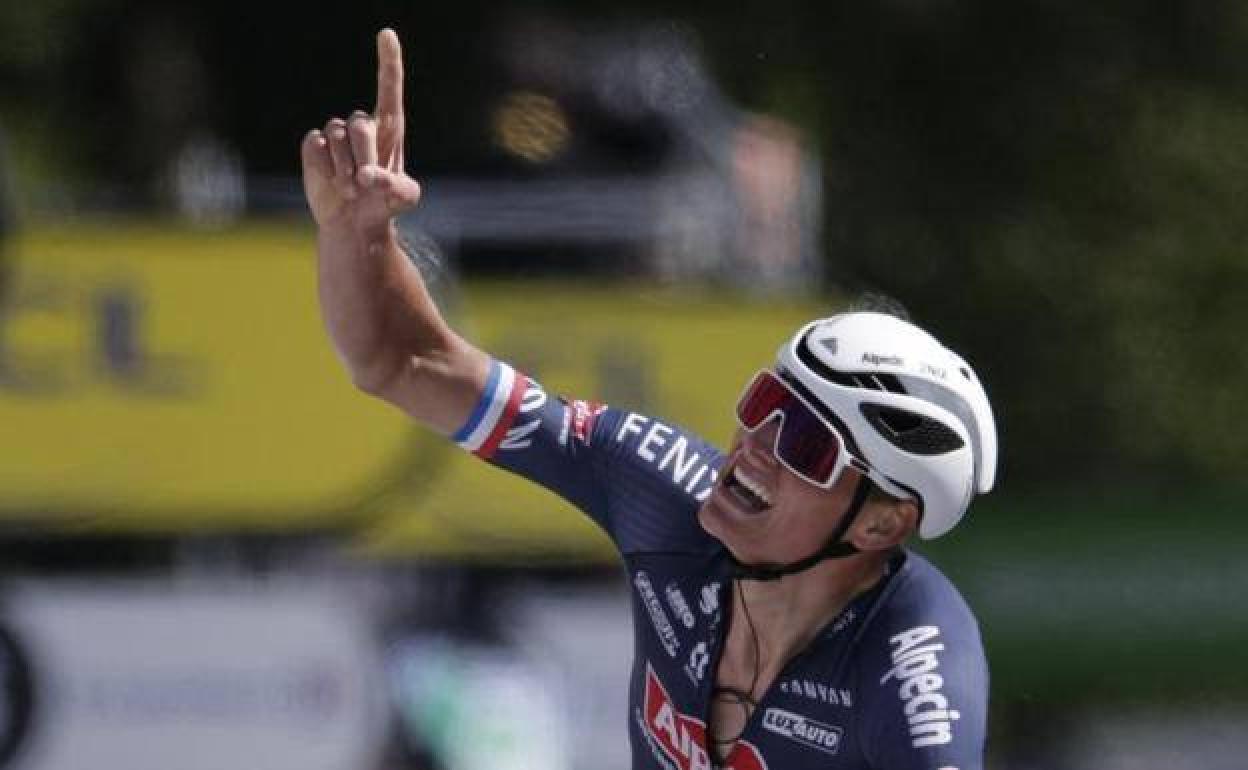 Un emocionado Mathieu van der Poel logró por fin el liderato que se le negó a su abuelo Poulidor en 14 Tours de Francia