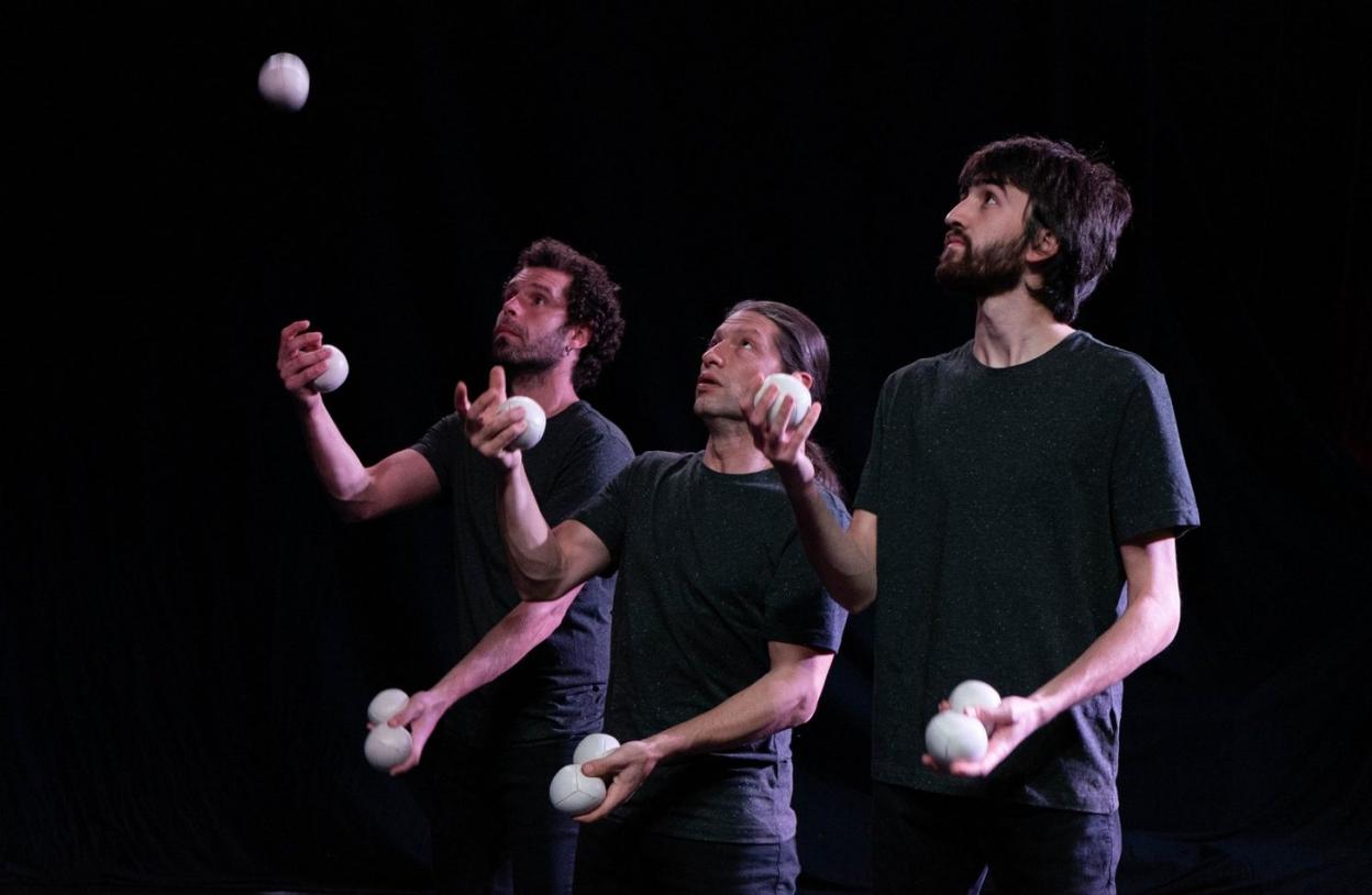 La compañía de Zirkozaurre clausurará el programa de este año con la presentación del espectáculo 'Kobr3'. 