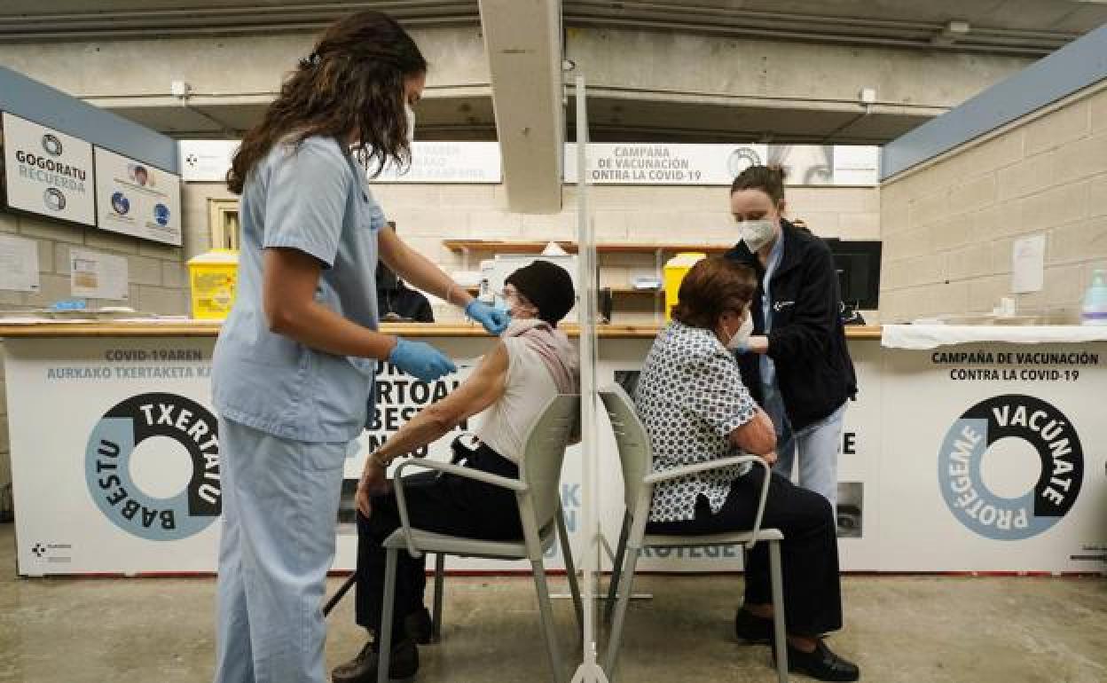 Coronavirus: Osakidetza comienza a vacunar a personas de 33 años esta semana