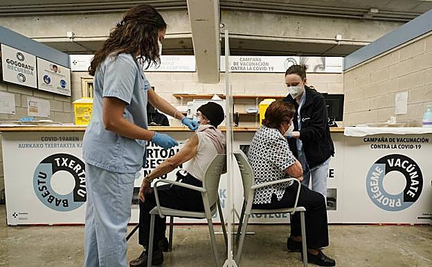 Osakidetza comenzará a vacunar a personas de 33 años esta semana 