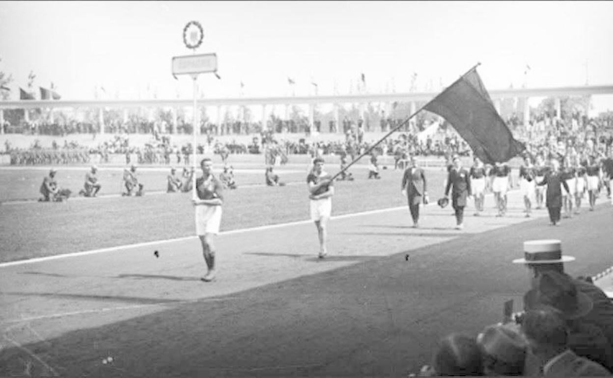 El realista Mariano Arrate encabeza el desfile de la delegación española en los Juegos celebrados en Amberes en el año 1920.