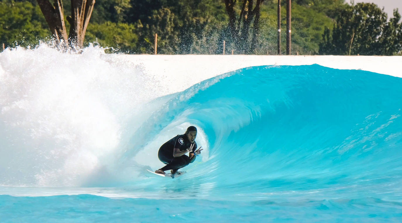 Las instalaciones brasileñas albergan la primera playa tropical de interior del mundo, de la mano de Wavegarden.