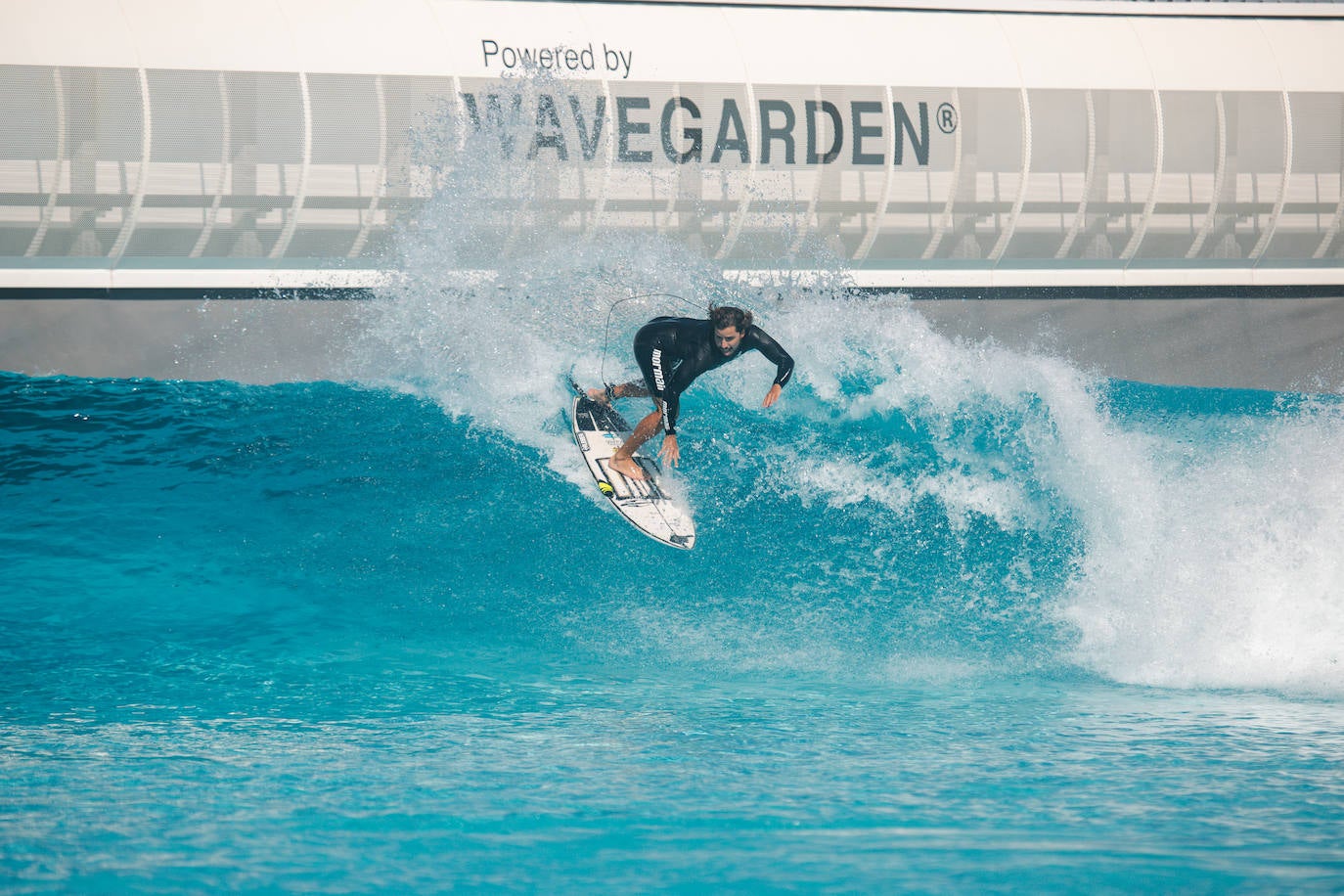Las instalaciones brasileñas albergan la primera playa tropical de interior del mundo, de la mano de Wavegarden.