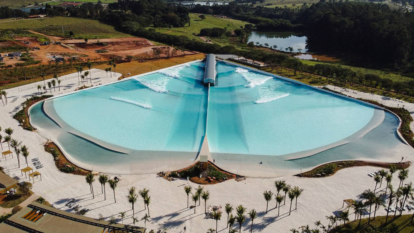 Las instalaciones brasileñas albergan la primera playa tropical de interior del mundo, de la mano de Wavegarden.