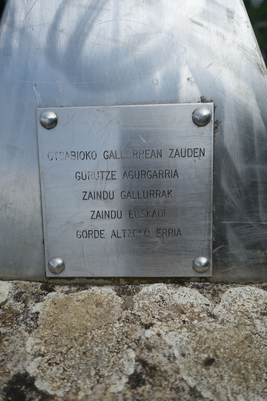 Sus 801 metros de altitud no le hacen uno de los montes más destacables, pero su peculiar cima lo convierte en uno de los que hay que conocer