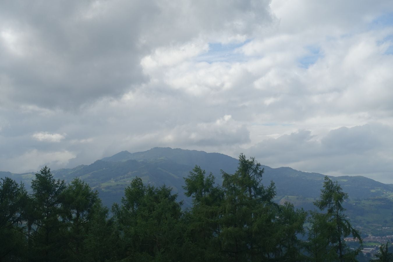 Sus 801 metros de altitud no le hacen uno de los montes más destacables, pero su peculiar cima lo convierte en uno de los que hay que conocer