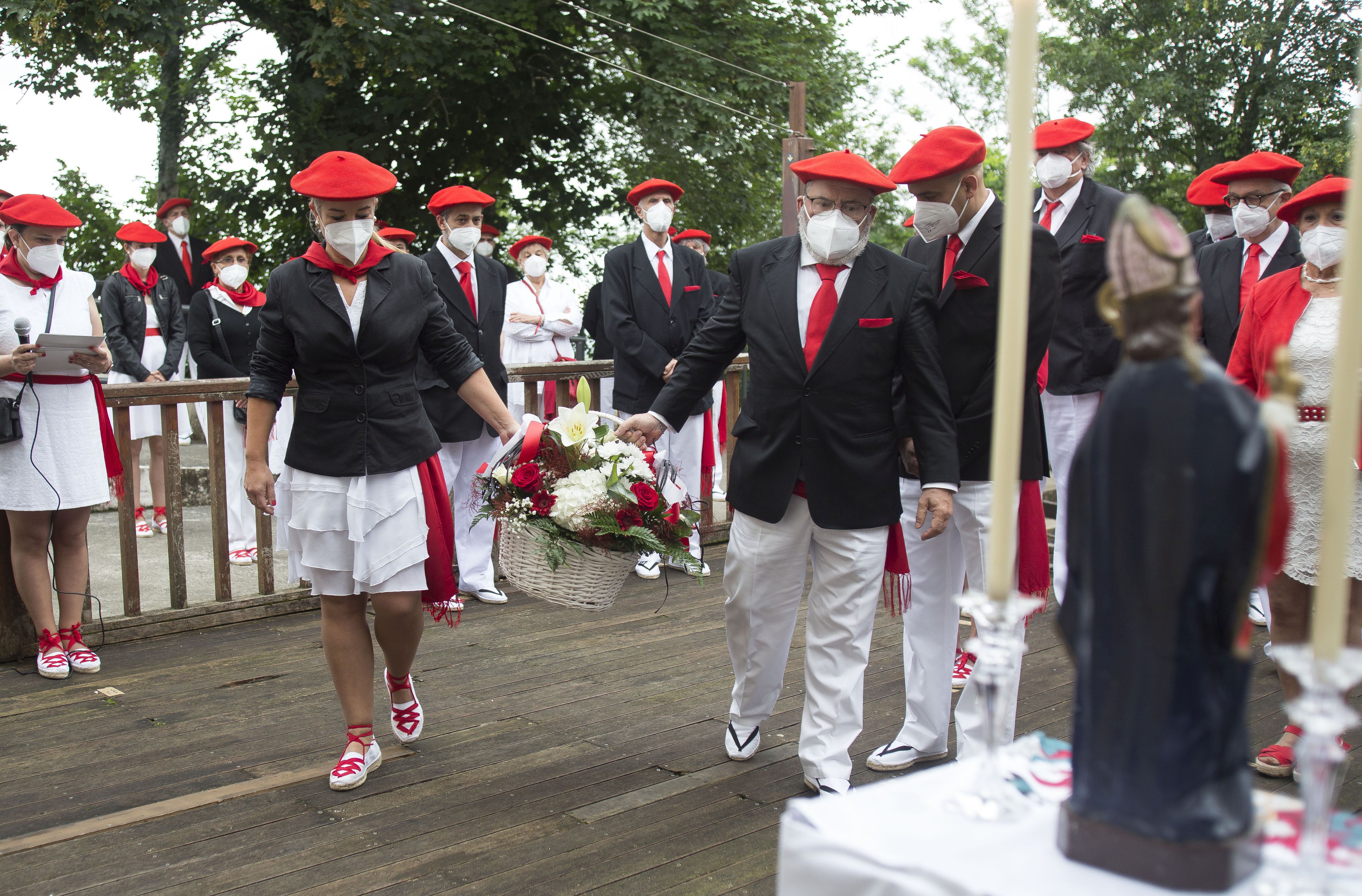 Fotos: La Junta de Mandos del Alarde tradicional renueva el voto en San Marcial