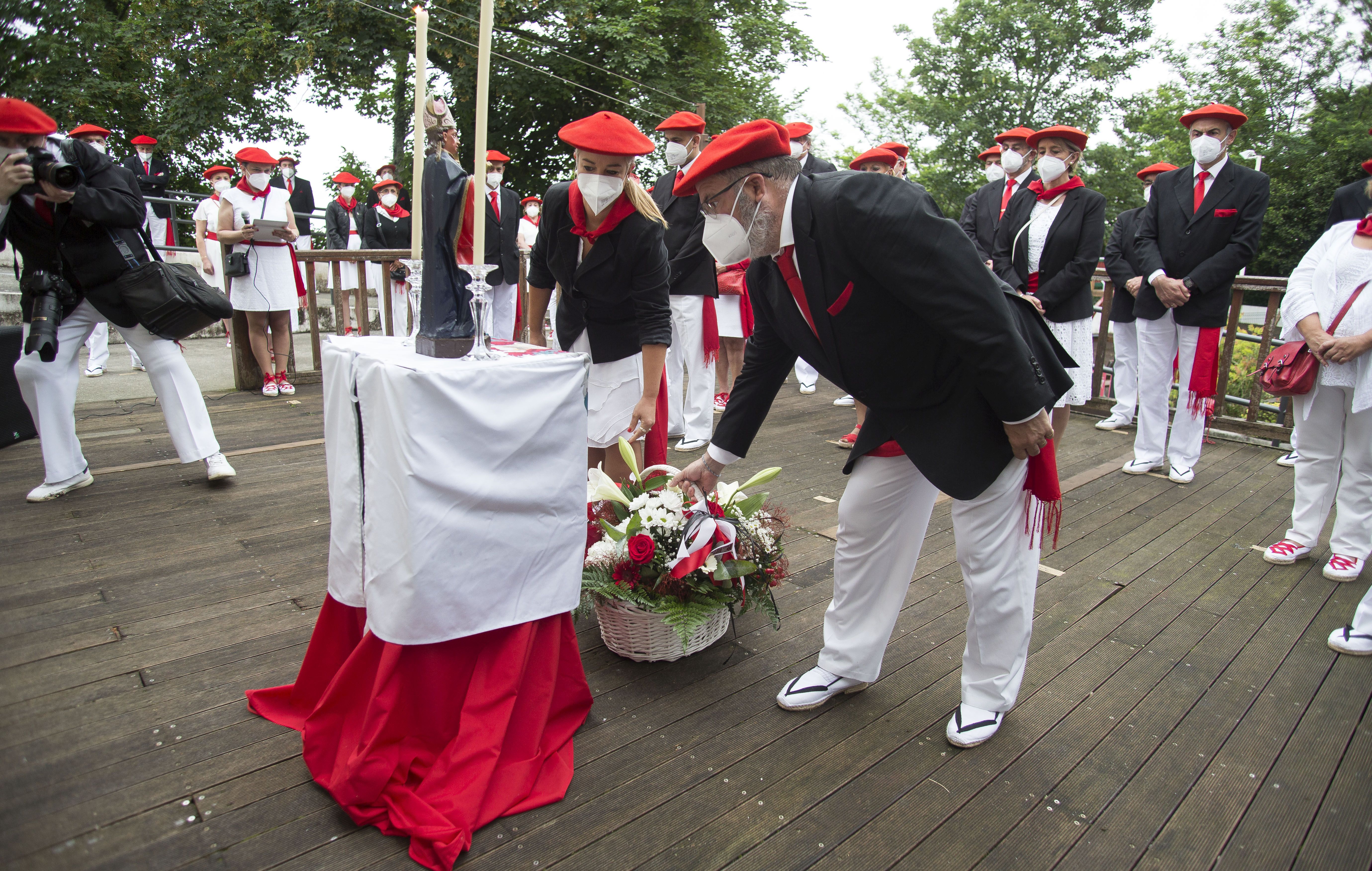 Fotos: La Junta de Mandos del Alarde tradicional renueva el voto en San Marcial